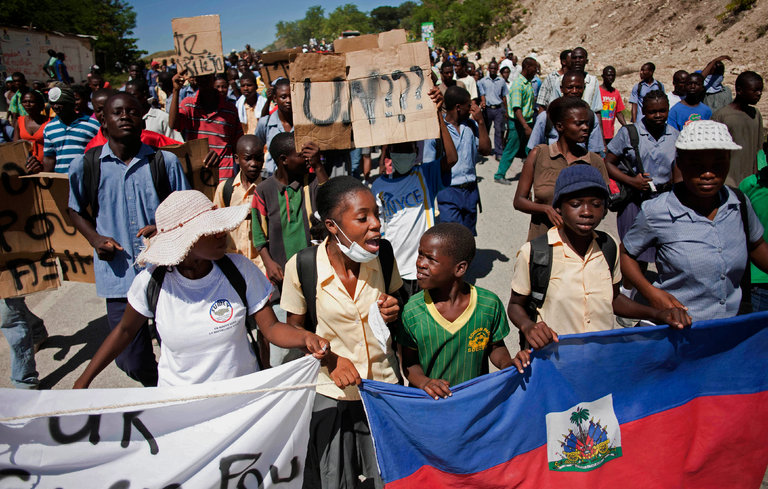 2010, manifestants contre l'ONU et pour dénoncer l'importation du Choléra par les casques bleus. Source. 