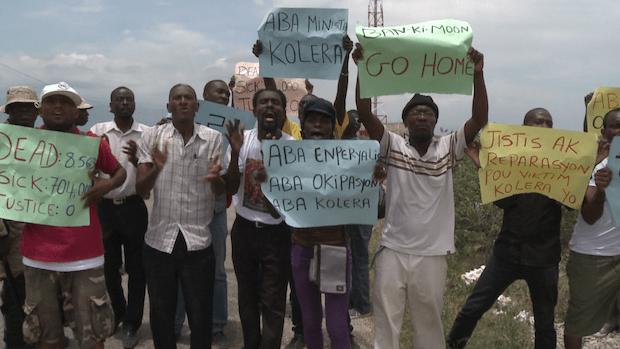Des manifestants sur le passage de Ban ki-Moon (ONU) en Haïti © France 24