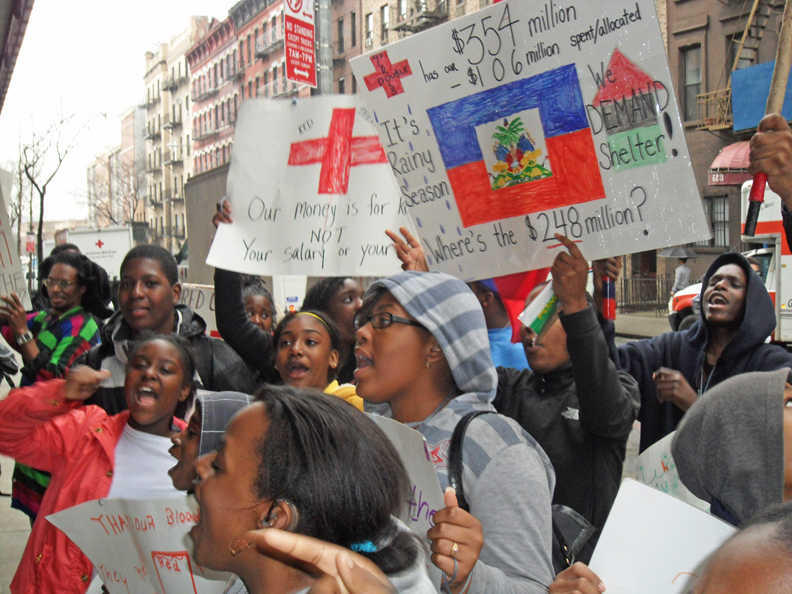 Manifestations contre La Croix Rouge (USA). Source.